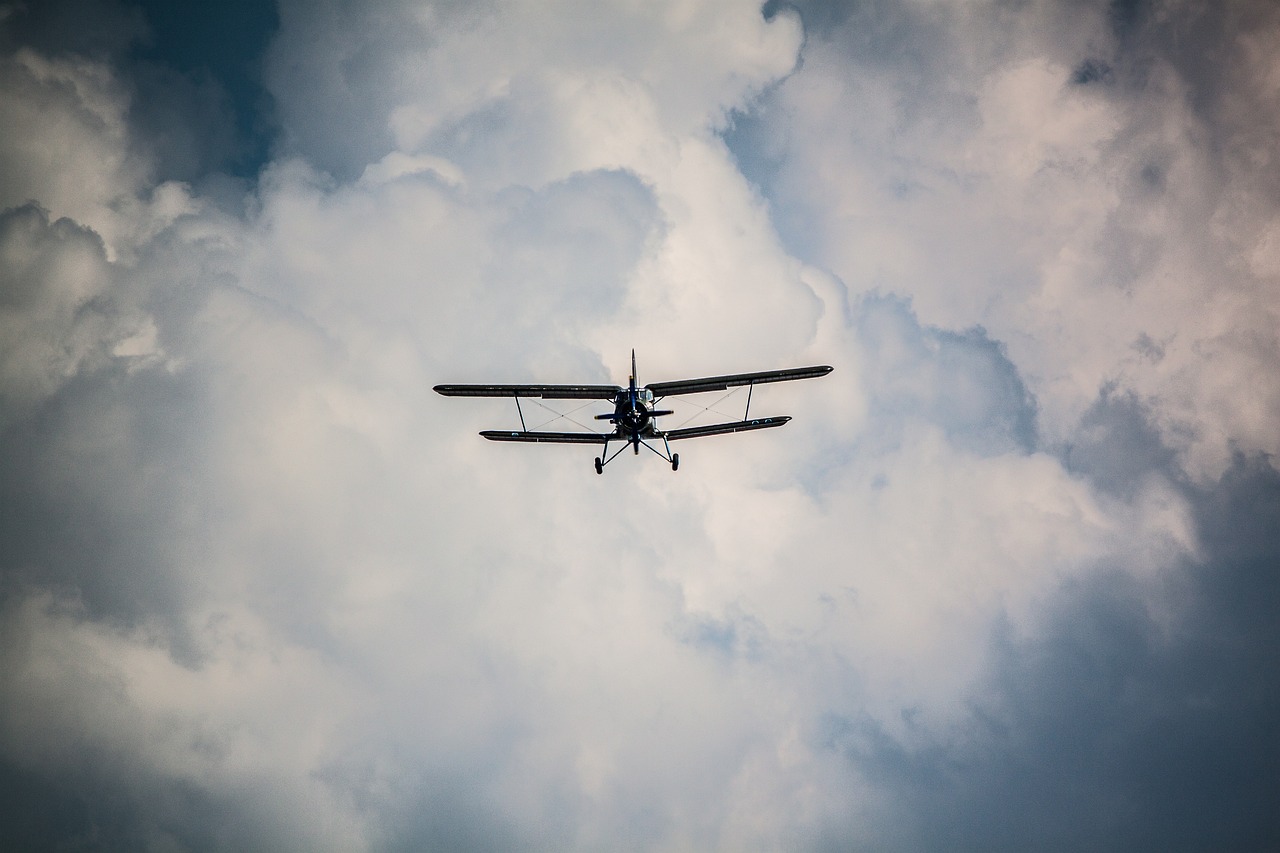 中国空军新型战机即将露面，引发外界热议。这款新型战机是中国空军未来的主力机型，具有极高的性能和先进的技术特点。本文将从多个方面介绍这款新型战机，包括其性能、技术特点、研发进展以及对中国空军的影响等方面。