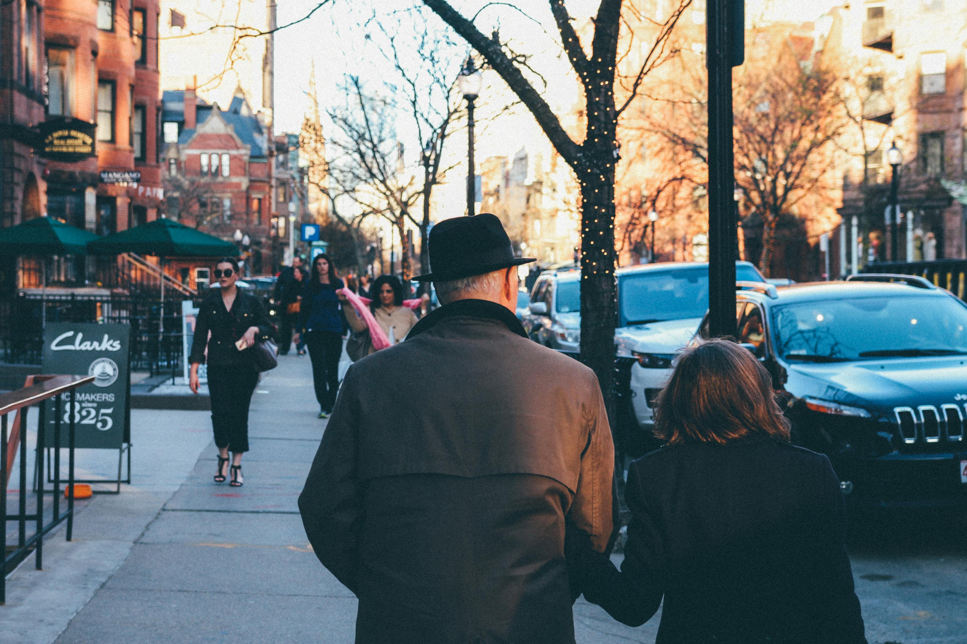 近日，一名男子在高速公路上行驶时，为了炫耀自己的车辆和地位，竟然选择走应急车道，并在朋友圈里炫耀这一行为。这一事件引起了公众的广泛关注和谴责，不仅因为男子的行为违反了交通规则，更因为他将应急车道视为炫耀的资本，对应急车道的理解和尊重严重缺失。