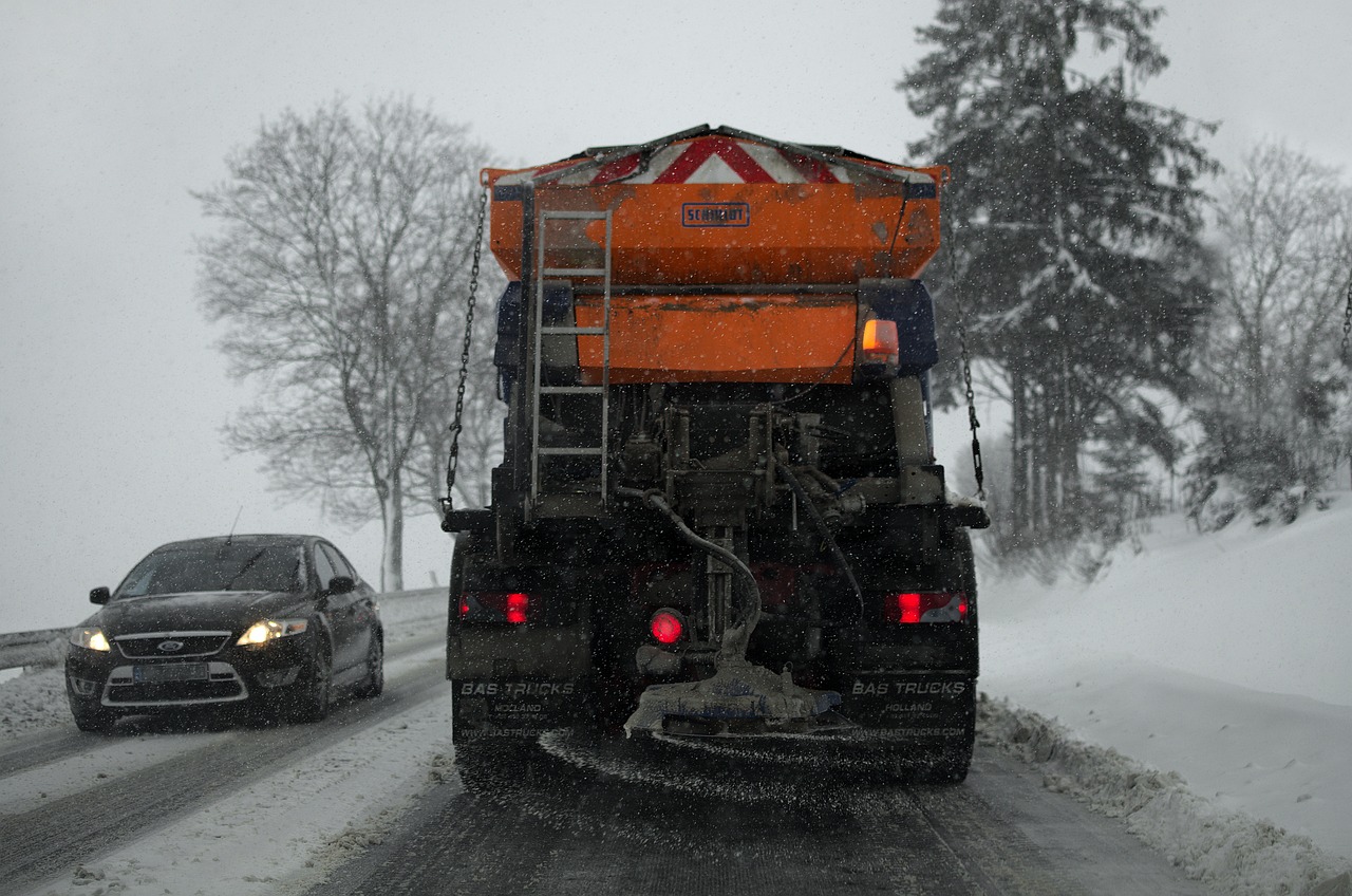 鹤岗暴雪破纪录，乘客雪中推公交的温暖力量