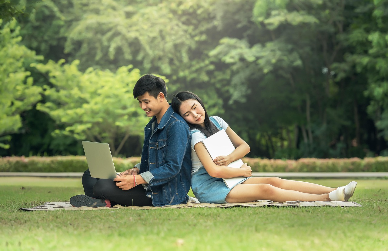 跑车司机与偏瘫妻子的故事，新女友的视角与伦理反思